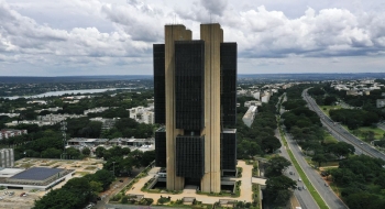 Pandemia e crise hídrica fizeram inflação estourar meta, diz BC